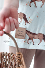 Lade das Bild in den Galerie-Viewer, English horse mint Jersey
