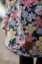 Lade das Bild in den Galerie-Viewer, Retro Blumen schwarz Softshell
