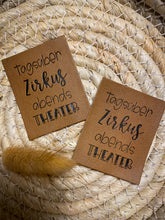 Load image into Gallery viewer, Tagsüber Zirkus Abends Theater Label
