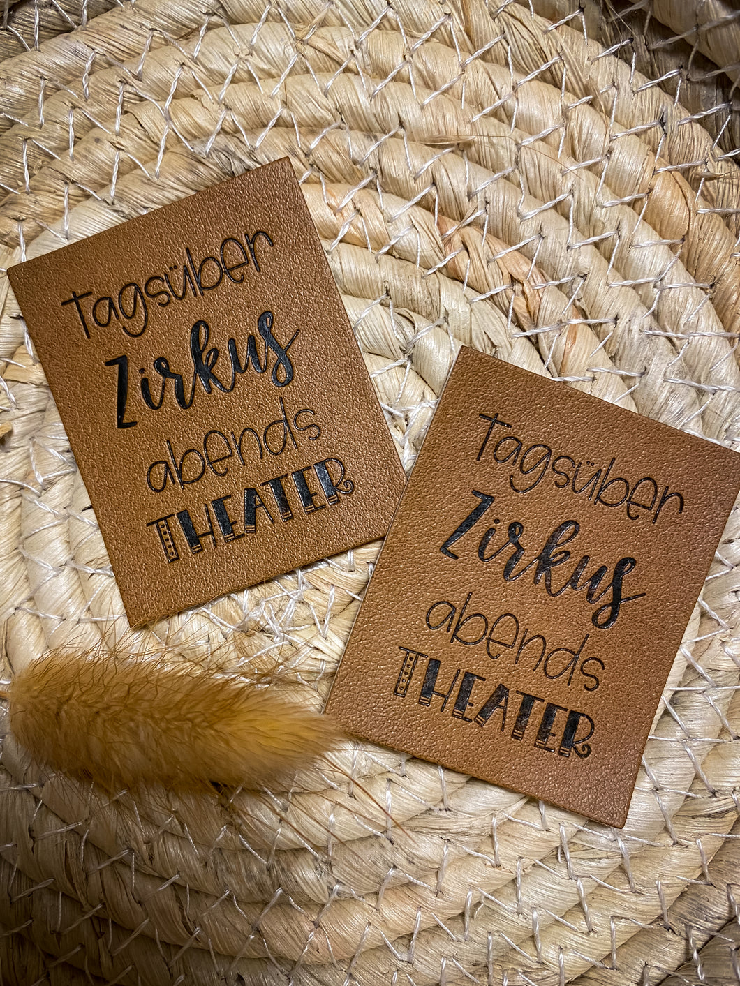 Tagsüber Zirkus Abends Theater Label