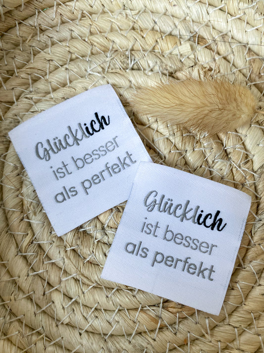 Glücklich ist besser als perfekt Spruch Label