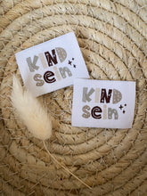 Load image into Gallery viewer, Kind sein Web Label
