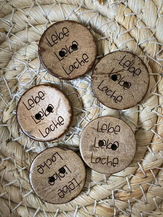 Knopf Lebe Liebe Lache