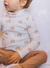 Lade das Bild in den Galerie-Viewer, Rib Jersey cream mit Regenbogen in beige
