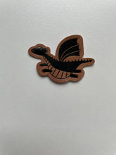 Lade das Bild in den Galerie-Viewer, Drache Label

